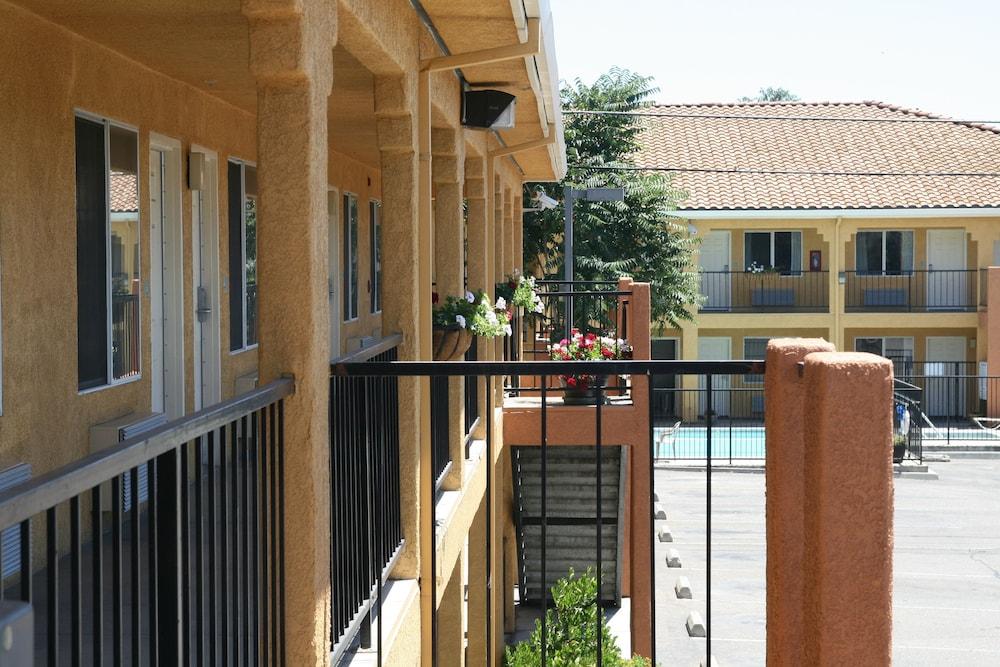 Econo Lodge Inn & Suites Lodi - Wine Country Area Buitenkant foto